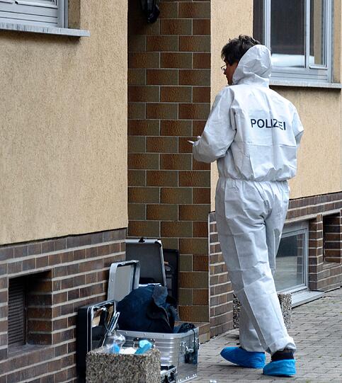 Als
Täter vermuten die Ermittler den von der Zwangsräumung betroffenen
Mieter, den Vorbesitzer des Hauses. Darauf deute bislang alles hin,
hieß es.