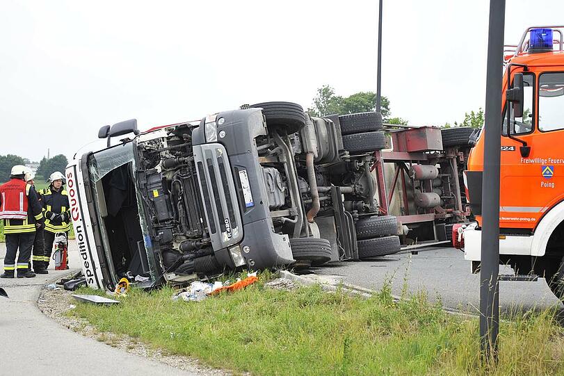 Offenbar war er etwas zu schwungvoll unterwegs: Auf der Parsdorfer Straße zwischen Poing und Parsdorf  ist am Dienstagmorgen ein Lkw-Fahrer mit seinem Sattelzug aus dem südlichen Kreisverkehr geflogen.