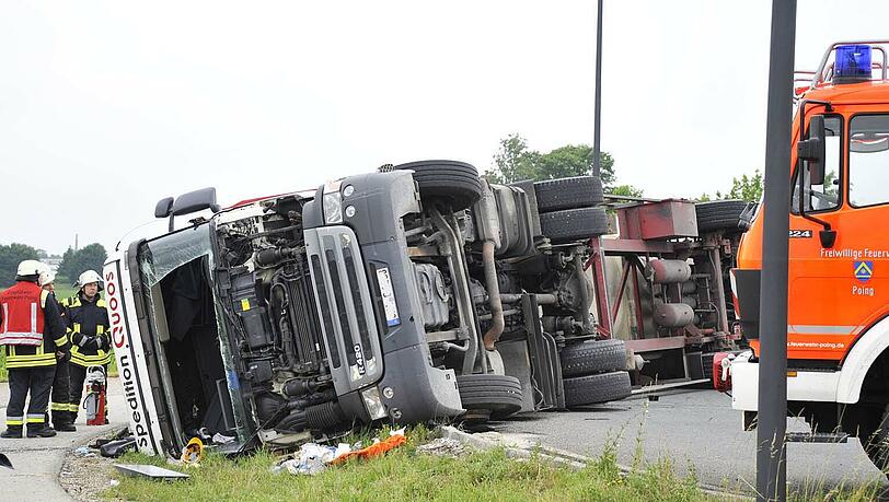 Offenbar war er etwas zu schwungvoll unterwegs: Auf der Parsdorfer Straße zwischen Poing und Parsdorf  ist am Dienstagmorgen ein Lkw-Fahrer mit seinem Sattelzug aus dem südlichen Kreisverkehr geflogen.