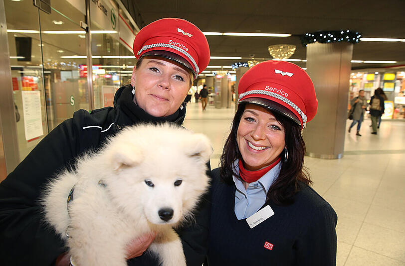 Mandy und Nici, die der Spaziergänger am Ostbahnhof trifft, haben sogar ein Hundeleckerli für Shana dabei.