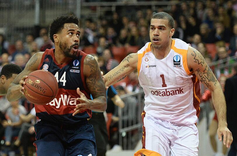 Bryce Taylor (l) von München und Blake Schilb von Galatasaray.