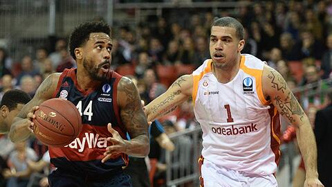Bryce Taylor (l) von München und Blake Schilb von Galatasaray.