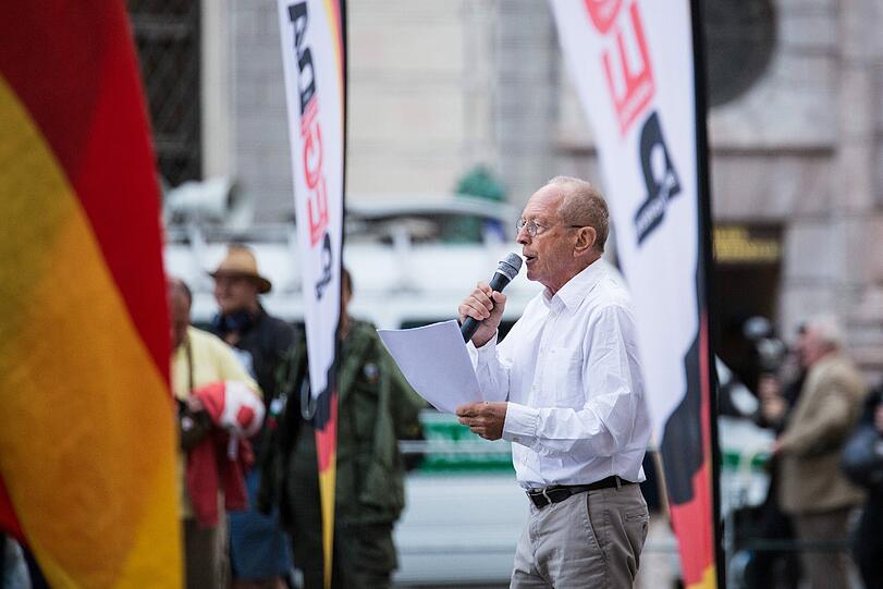 Beim sogenannten "Montagsspaziergang" von Pegida kam es zu mehreren Zwischenfällen - die Bilder von der Demo.