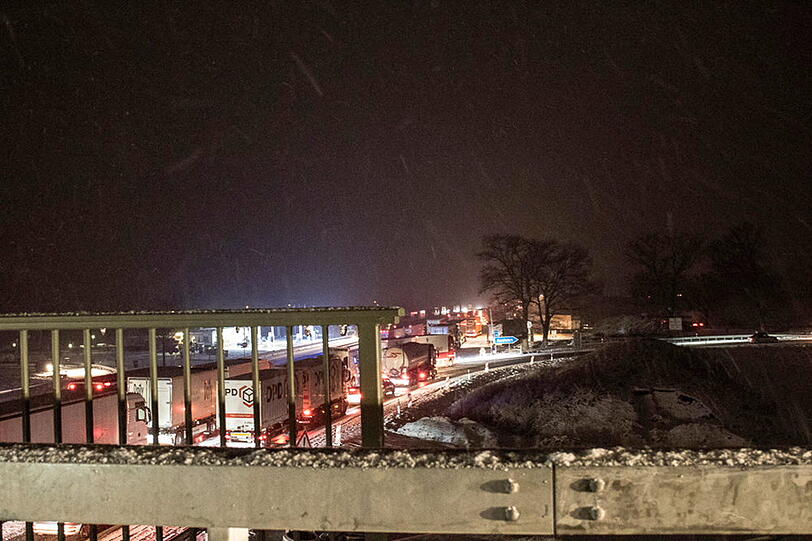Bilder vom Donnerstagabend: Der Verkehr staut sich auf der A8.