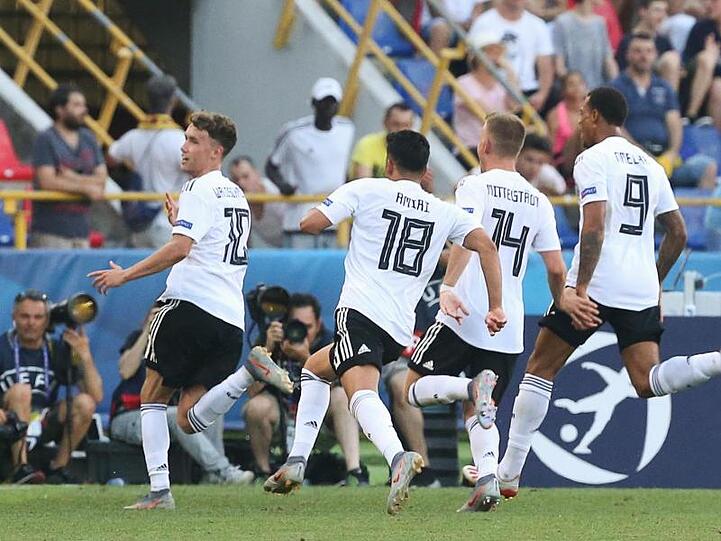 Luca Waldschmidt (l) jubelt mit seinen Teamkameraden über den Freistoßtreffer.