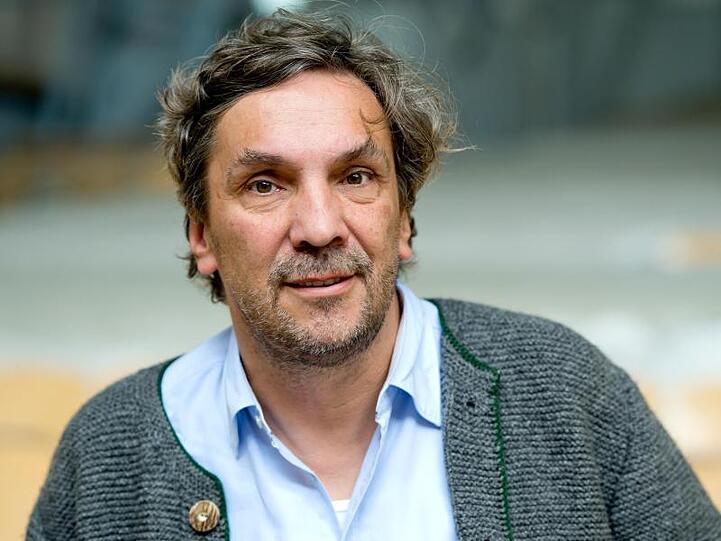 Christian Stückl schaut in die Kamera. Foto: Sven Hoppe/dpa