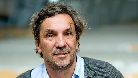 Christian Stückl schaut in die Kamera. Foto: Sven Hoppe/dpa