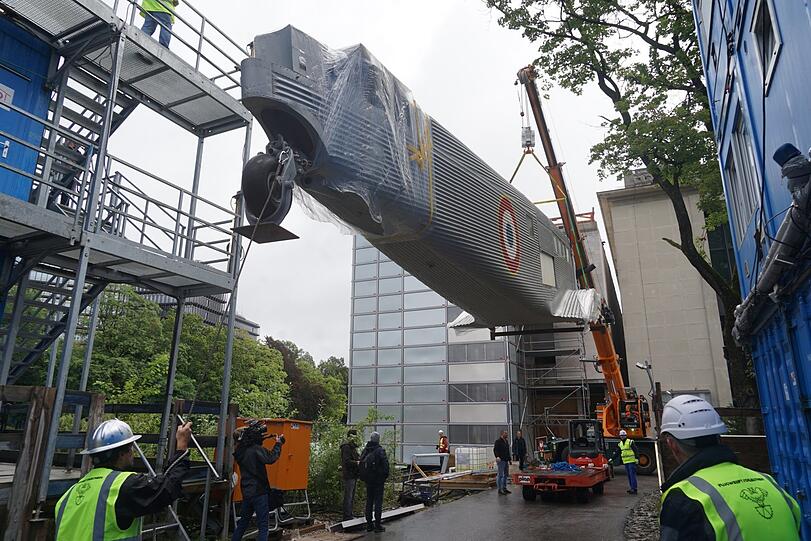 Sie befördern "Tante Ju" schließlich ins Gebäude.