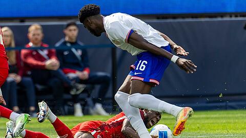 Alphonso Davies (unten) verletzte sich im Länderspiel gegen die USA.