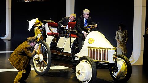 Der Lohner-Porsche Semper Vivus - hier ein Nachbau - kombinierte erstmals Elektro- und Benzinmotoren. (Archivbild)