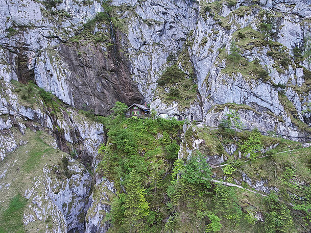 Eigentlich ein Naturidyll: Blick auf die H&ouml;llentaleingangsh&uuml;tte.