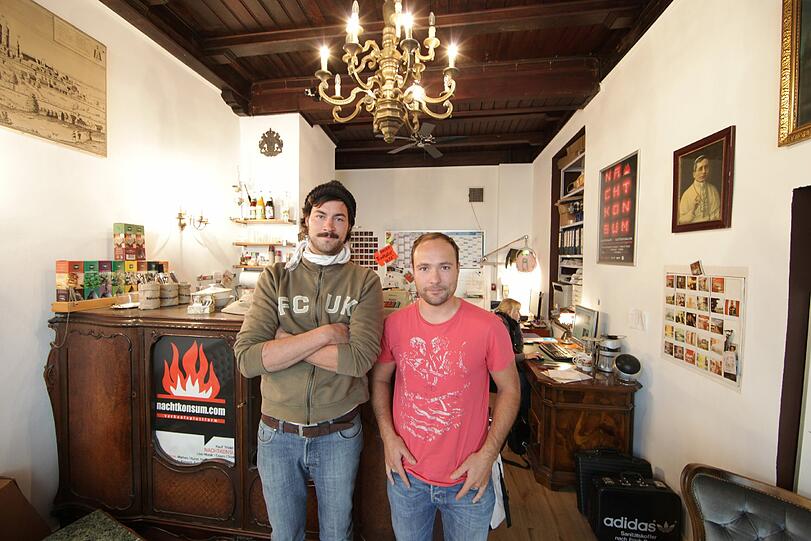 Florian Liss (links) und Stefan Schmidl im &bdquo;Nachtkonsum Büro-Café&ldquo;: Hier bereiten sie alles für den Samstag vor.