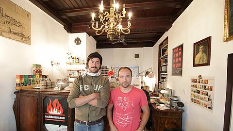 Florian Liss (links) und Stefan Schmidl im &bdquo;Nachtkonsum Büro-Café&ldquo;: Hier bereiten sie alles für den Samstag vor.