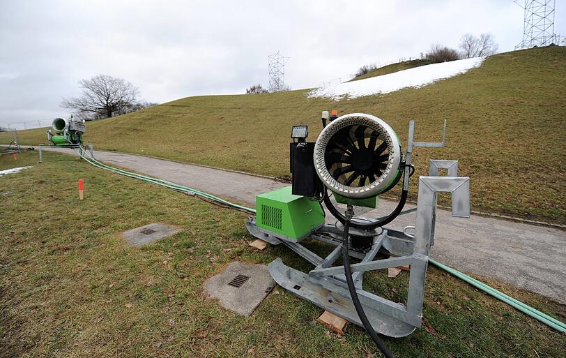 Fast schon ein trauriger Anblick: Wegen Schneemangels musste der Weltcup am Olympiaberg abgesagt werden. Die Bilder