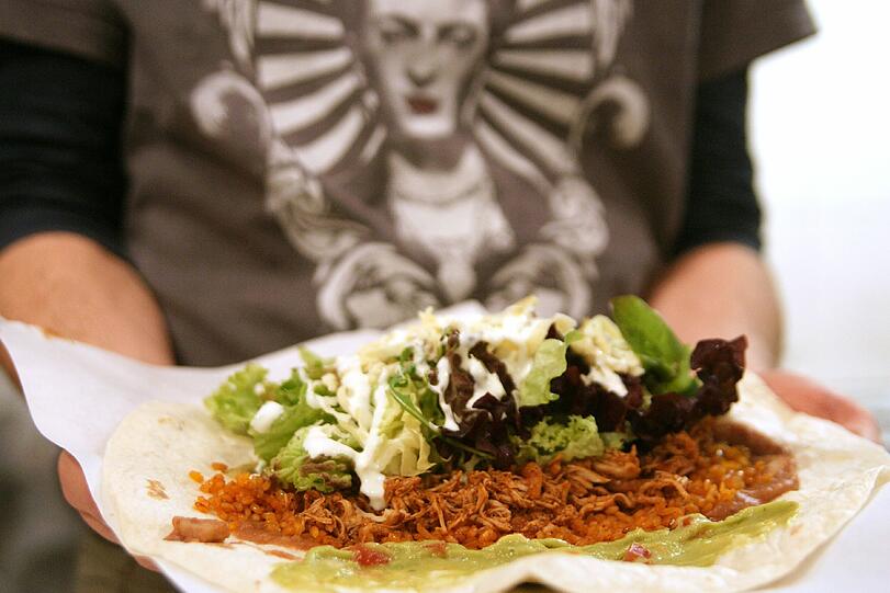 Burrito gefällig? Georg Ebner mit einer frisch gefüllten Tortilla.