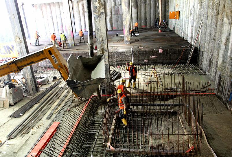 Beton über Beton: Hier wird an der Bodenplatte des vierten Untergeschosses gearbeitet.