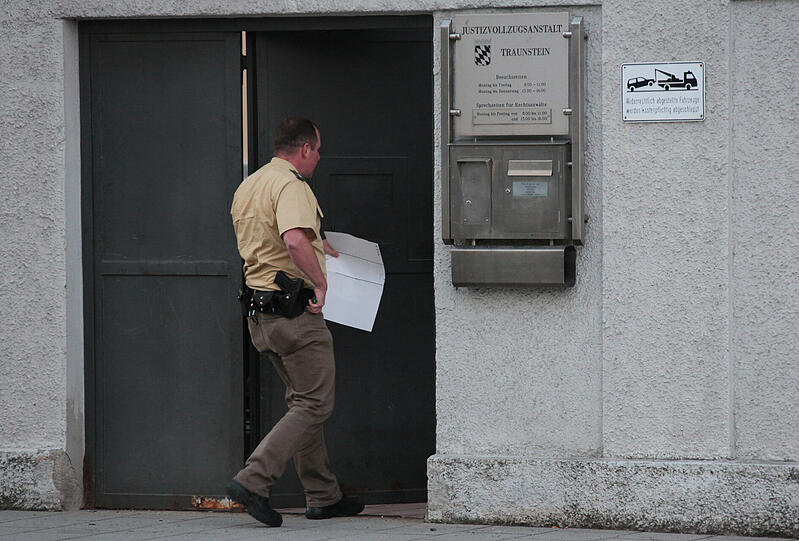 Die Person werde intensiv überwacht. "Die Kriminalpolizei Traunstein leitete in Absprache mit der vor Ort anwesenden Staatsanwaltschaft Traunstein Ermittlungen gegen den Mann ein", schreibt die Polizei.