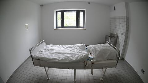 In solchen Betten werden Patienten in Straubing fixiert.