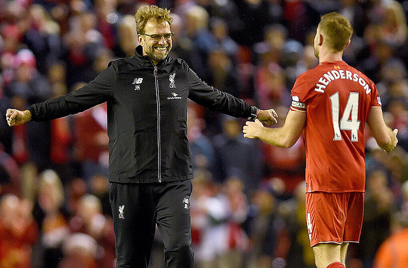 In Feierlaune: Trainer Jürgen Klopp bejubelt mit Spieler Jordan Henderson Liverpools 1:0-Erfolg gegen Leicester City.