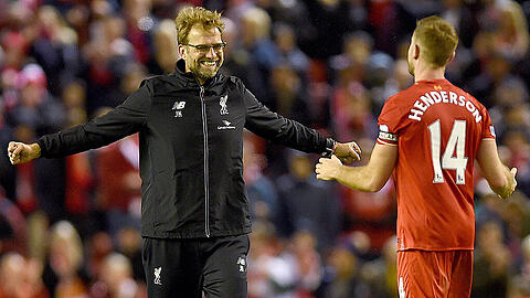 In Feierlaune: Trainer Jürgen Klopp bejubelt mit Spieler Jordan Henderson Liverpools 1:0-Erfolg gegen Leicester City.