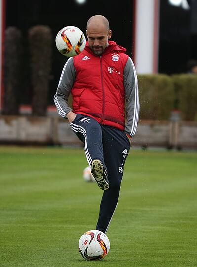 Guardiola jonglierte zunächst ein wenig...