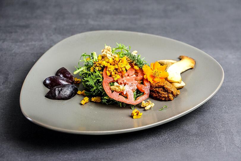 Hier sehen Sie Wildkräutersalat mit Kräuterseitlingen und Butternut-Kürbis.