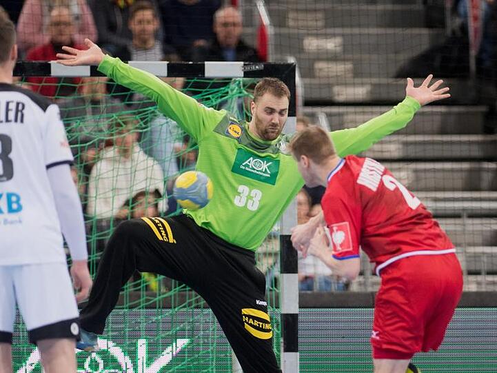 Deutschlands Torwart Andreas Wolff hält einen 7-Meter-Wurf des Tschechen Jakub Hrstka.