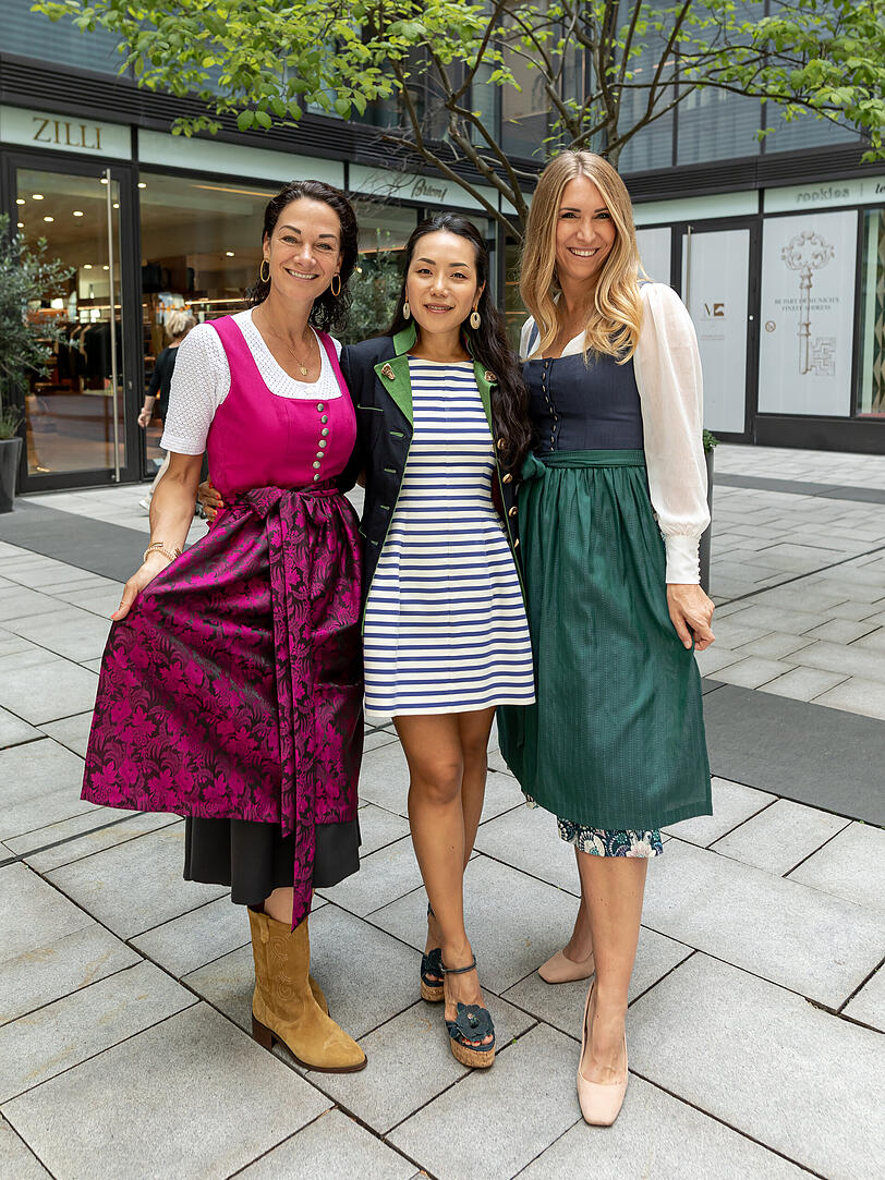PR-Expertin Charlotte Gräfin von Oeynhausen (v.l.), Jungeun Agnés Prinzessin von Isenburg und Dirndl-Desingerin Anja Gräfin von Keyserlingk beim Trachten-Lunch im Restaurant Brenner. PR-Expertin Charlotte Gräfin von Oeynhausen (v.l.), Jungeun Agnés Prinzessin von Isenburg und Dirndl-Desingerin Anja Gräfin von Keyserlingk beim Trachten-Lunch im Restaurant Brenner.
