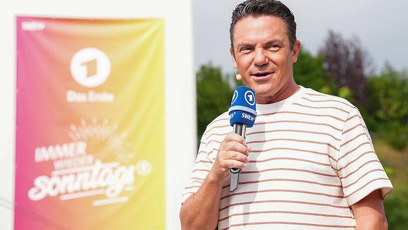 Stefan Mross präsentiert seit 22 Jahren "Immer wieder sonntags": An eine Situation erinnert er sich jetzt schmunzelnd zurück. Stefan Mross präsentiert seit 22 Jahren "Immer wieder sonntags": An eine Situation erinnert er sich jetzt schmunzelnd zurück.