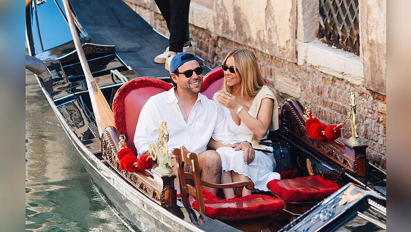 Scooter Braun und Sydney Sweeney gönnten sich eine romantische Gondelfahrt durch Venedig. Scooter Braun und Sydney Sweeney gönnten sich eine romantische Gondelfahrt durch Venedig.