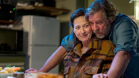 Ex-Ermittlerin Elisabeth Haller (Charlotte Schwab) genie&szlig;t die Zeit mit dem Bauern Rickert (Uwe Rohde).