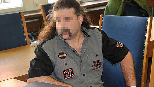 Bordell-Boss Jörg H. (42): Im Gerichtssaal drückte der brutale Schläger schwer auf die Tränendrüse. Da musste sogar seine Frau im Zuhörerraum weinen. Bordell-Boss Jörg H. (42): Im Gerichtssaal drückte der brutale Schläger schwer auf die Tränendrüse. Da musste sogar seine Frau im Zuhörerraum weinen.
