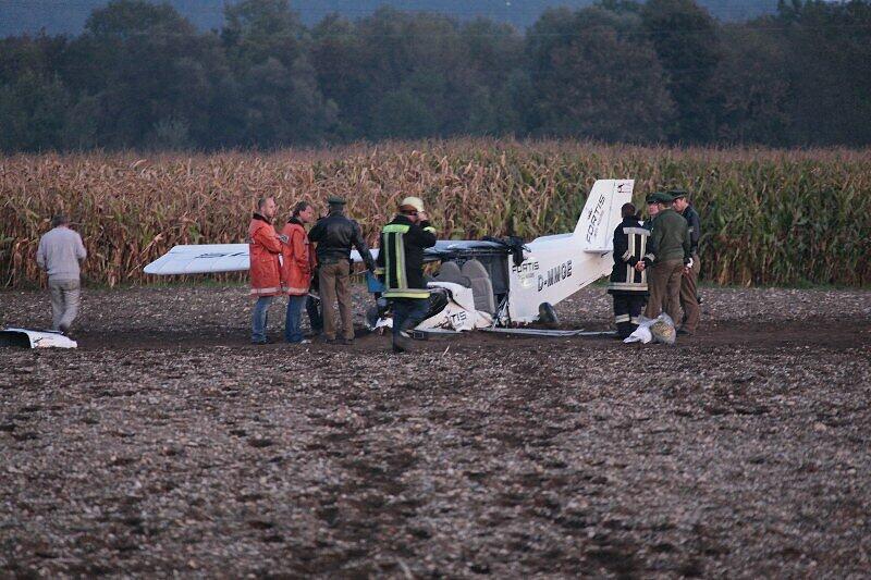 Warum das Ultraleichtflugzeug am Mittwochabend am Flugplatz Ellermühle abstürzte, ist bisher nicht klar. Die beiden Insassen mussten schwer verletzt aus dem Wrack geborgen werden.