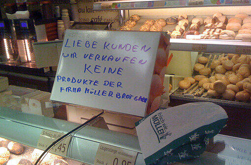 &bdquo;KEINE Produkte&ldquo; von Müller-Brot: So versucht ein Ladenbetreiber, Kunden zurückzugewinnen.