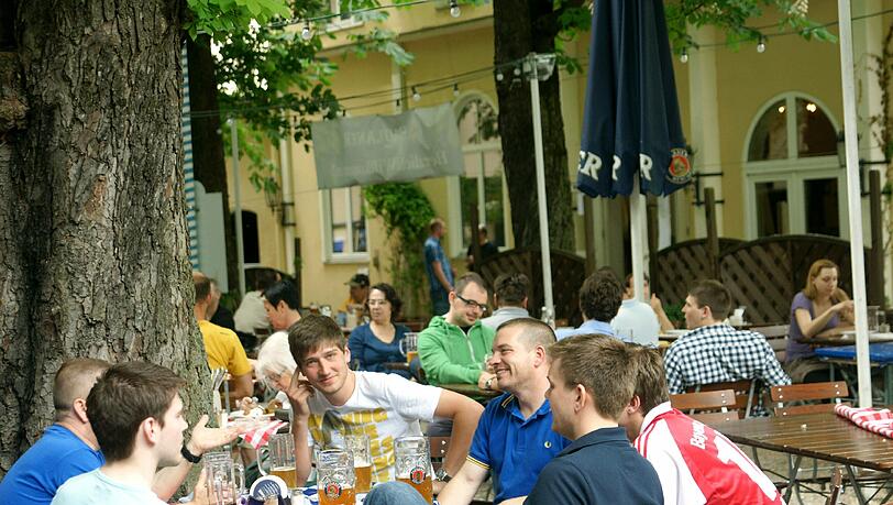 Ein Leben ohne Sorgen: Eine entspannte Runden im Paulaner Biergarten. Ein Leben ohne Sorgen: Eine entspannte Runden im Paulaner Biergarten.