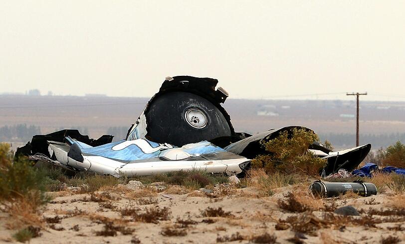 31.10.2014: Diese Tragödie ist auch ein herber Rückschlag für die Zukunft des privaten Weltraumtourismus: Das Raumflugzeug "SpaceShipTwo" stürzt bei einem Testflug in der Mojave-Wüste in Kalifornien ab. Der Kopilot stirbt, der Pilot wird schwer verletzt.
