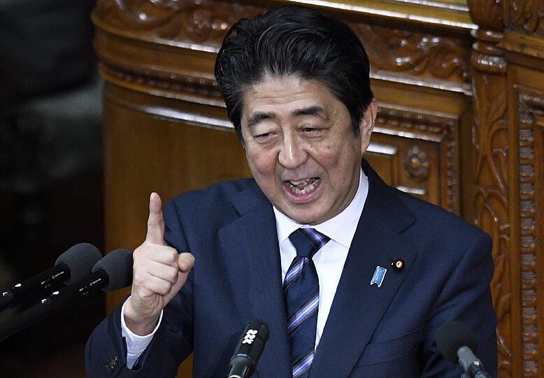 Platz 8: Shinzo Abe. Der japanische Premierminister verdient jährlich umgerechnet 203.000 US-Dollar. Im Jahr 2014 wählte das &bdquo;Time Magazine&ldquo; den 62-jährigen Japaner zu einer der hundert einflussreichsten Persönlichkeiten weltweit.