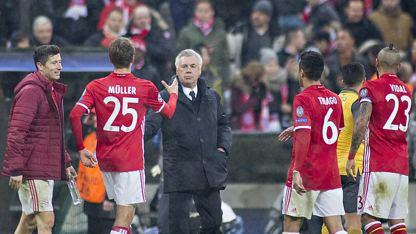 Jubeln mit dem Chef: Bayern-Trainer Carlo Ancelotti gratuliert seinen Stars zum 5:1 gegen den FC Arsenal.