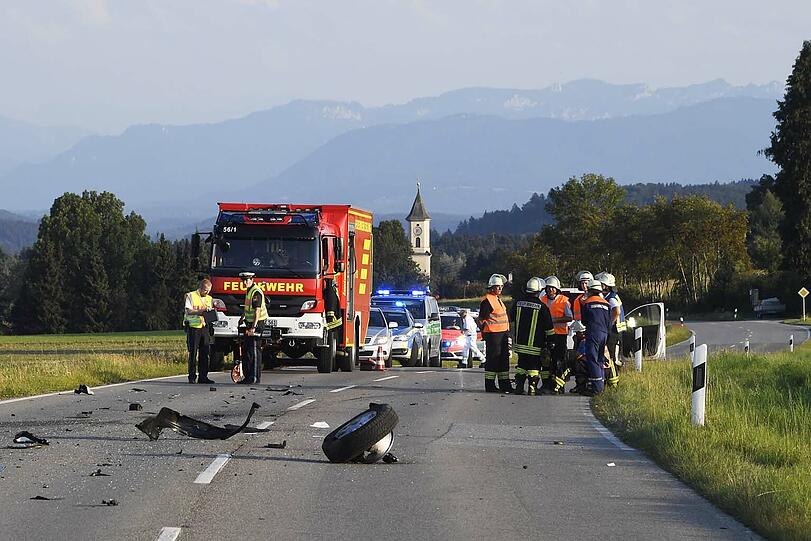 Frontalcrash zwischen zwei VW-Transportern in Straßlach. Die Bilder vom Unfall.