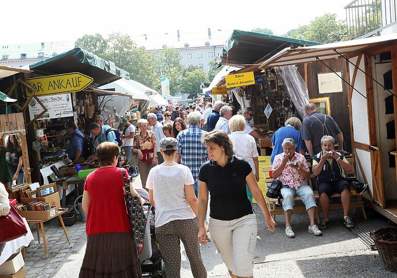 Trödel nicht nur für Trachtler: Viele Münchner besuchten am Wochenende die Auer Dult am Mariahilfplatz