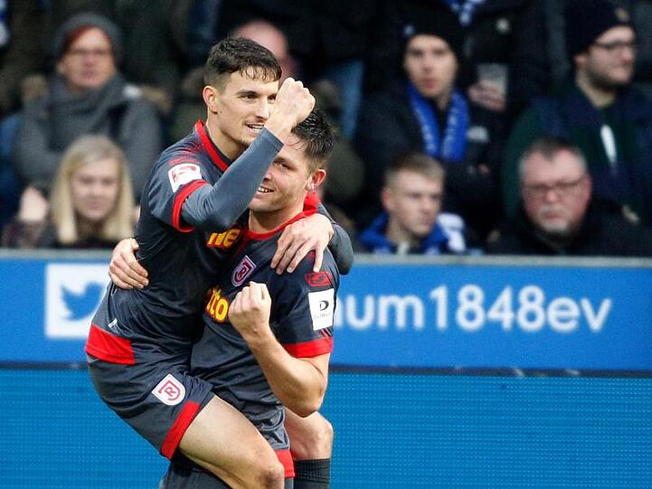 Der Regensburger Torschütze zum 3:1 Sebastian Stolze (l) jubelt mit Andreas Albers.
