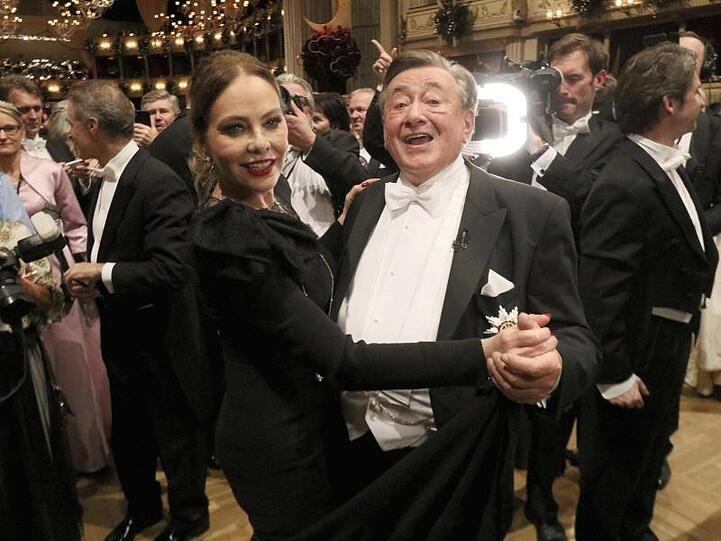 Gute Stimmung: Ornella Muti und Richard "Mörtel" Lugner tanzen beim Wiener Opernball.