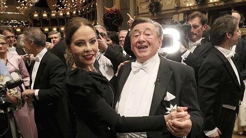 Gute Stimmung: Ornella Muti und Richard "Mörtel" Lugner tanzen beim Wiener Opernball.