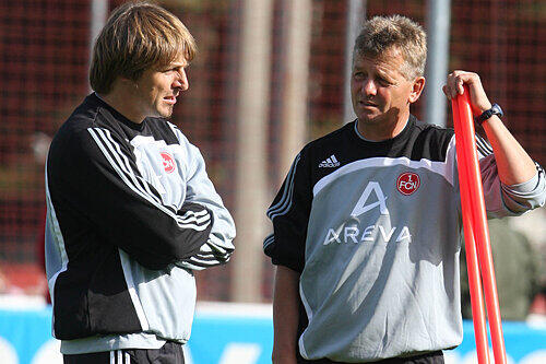 en Chef und seinen Assistenten trennen 14 Lebensjahre: Ansonsten funken Club-Trainer Michael Oenning (42) und Peter Herrmann (56, rechts) auf einer Wellenlänge.