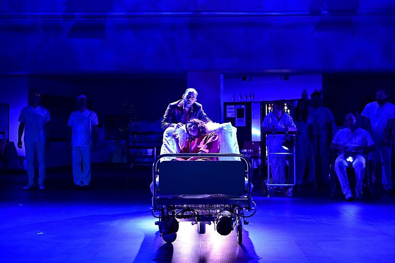 Algin Özcan als Admète mit Carolin Ritter als Alceste in Glucks Oper im Casino des Klinikums Großhadern.