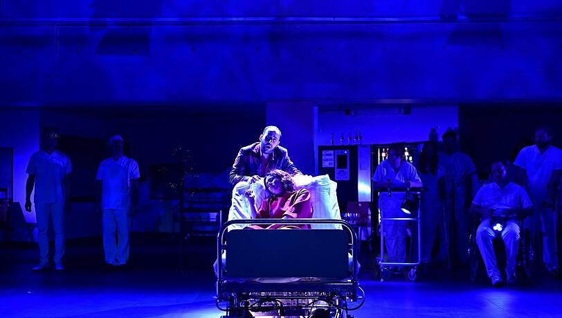 Algin Özcan als Admète mit Carolin Ritter als Alceste in Glucks Oper im Casino des Klinikums Großhadern. Algin Özcan als Admète mit Carolin Ritter als Alceste in Glucks Oper im Casino des Klinikums Großhadern.