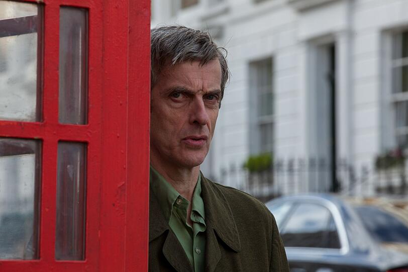 Mister Curry (Peter Capaldi) ist ein Nachbar der Familie Brown und beäugt den Bären skeptisch. Mister Curry (Peter Capaldi) ist ein Nachbar der Familie Brown und beäugt den Bären skeptisch.