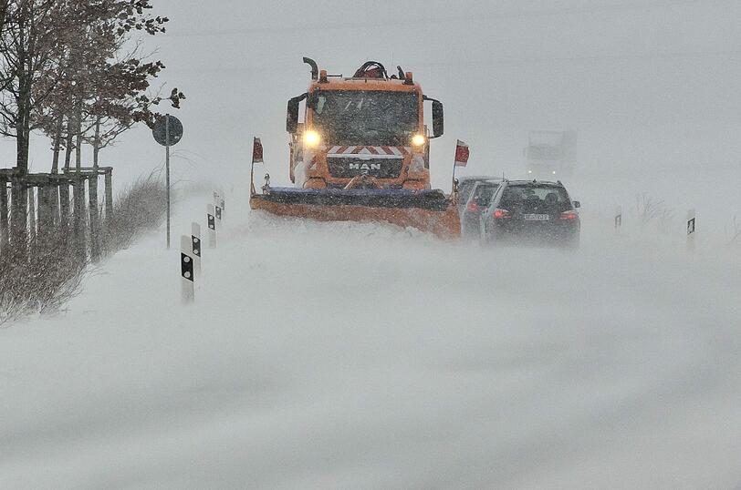 Ein Räumfahrzeug befreit eine Straße in Niederbayern vom Schnee.