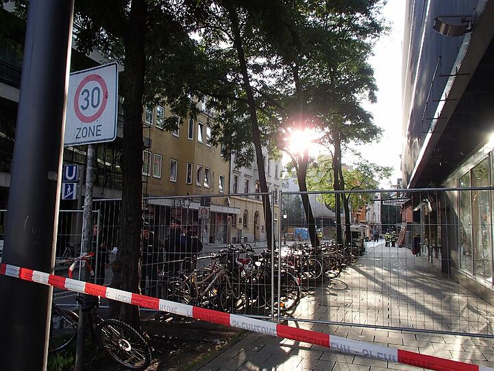 Schwabing am Tag nach der Bombensprengung: Die Spuren der Detonation sind deutlich zu erkennen. Im Laufe des Vormittags werden die Schäden an den Gebäuden der Umgebung erfasst.