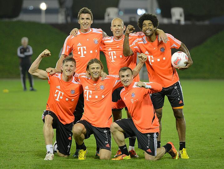 Die Bayern im Trainingslager in der Wüste. Auch die Nachzügler aus Brasilien sind jetzt an Bord. Hier die aktuellen Bilder vom Abendtraining und von Tag 2 in Doha!